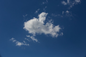 Naklejka na ściany i meble Sommerliche Cumuluswolken türmen sich am blauen Himmel.