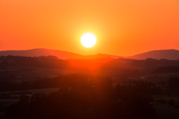 Goldgelbrot - ein heisser Sommertag  .geht zu Ende und die untergehende Sonne taucht das Hügelland in mystische Farben.