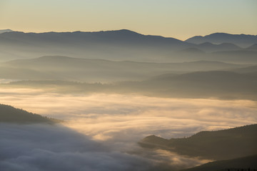 Obraz premium Sunrise against the background of the Carpathian mountains in the summer. Ukraine