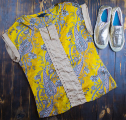 espadrilles female gold color with yellow blouse oriental colors