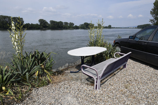 rastplatz am rheinufer bei der wochenendhaussiedlung eicher see