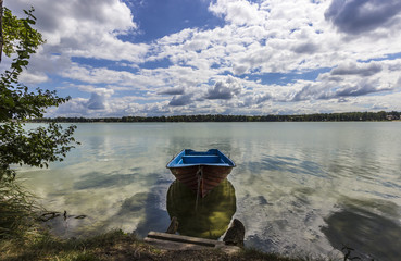 Samotna łódka na jeziorze Białym