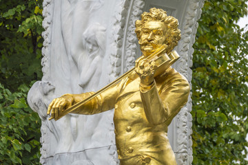 Obraz premium Monument to the composer Johann Strauss II, 1825-1899, Stadtpark municipal park, Vienna, Vienna State, Austria, Europe