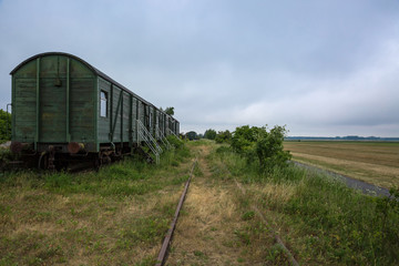 Verlassene Bahn Waggons mit altem Gleis mitten in der Landschaft