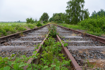 Zwei verlassene Bahn Gleise kreuzen sich