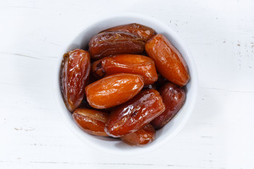 Datteln getrocknet Früchte Obst von oben Holzbrett
