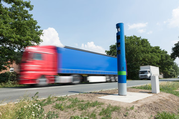 Mautkontrollsäule an einer Bundesstraße