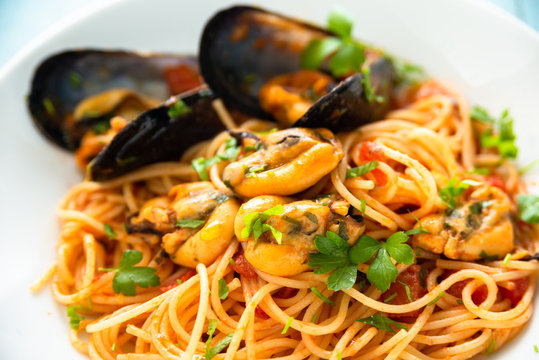 Spaghetti con sugo e cozze, Mediterranean food 