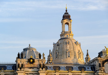 Kunstakademie und Turm der Frauenkirche, Brühlsche Terrasse am Elbufer, Dresden, Sachsen, Deutschland, Europa
