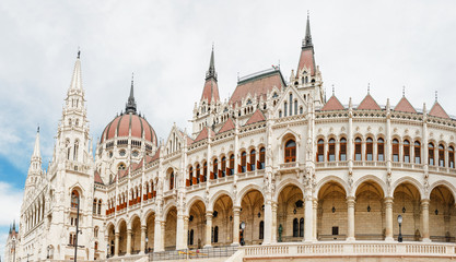 Obraz premium główna atrakcja turystyczna Budapesztu i całych Węgier - wielka gotycka architektura budynku Parlamentu, koncepcja podróży i zwiedzania