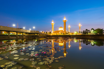 Fototapeta na wymiar Morning sunrise sky of Masjid Bukit Jelutong in Shah Alam near Kuala lumpur, Malaysia. Also known as Mosque of Tengku Ampuan Rahimah.