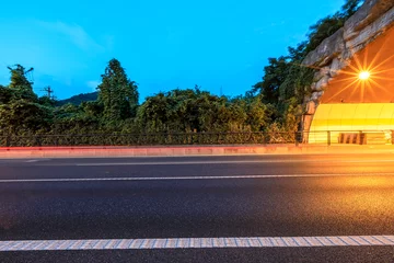 Cercles muraux Tunnel tunnel routier routier la nuit, concept de trafic