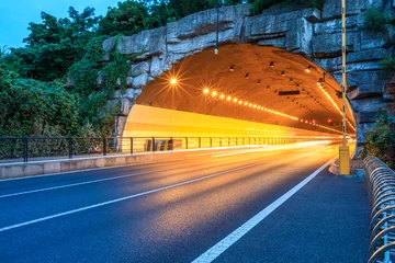 Fotobehang Tunnel snelweg wegtunnel & 39 s nachts, verkeersconcept 