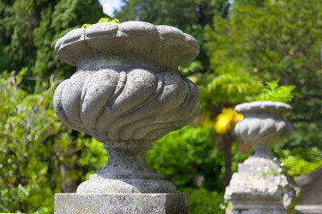Schöne Gartenamphoren im Park der Villa Monastero am Comer See