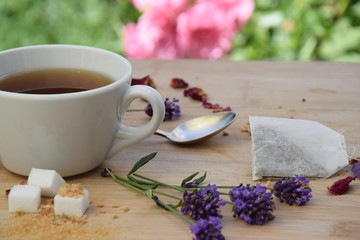 Kaffeegedeck mit Dekorationen