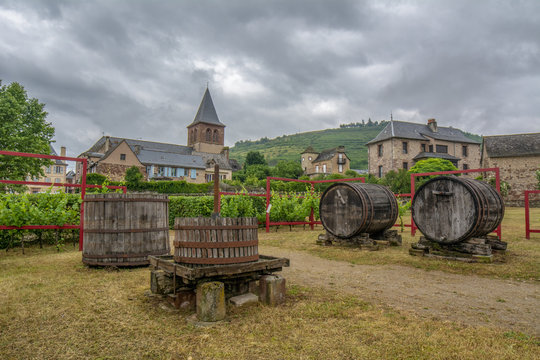 &uacute;tiles  vin&iacute;colas  a la entrada de la villa de  Valady  Francia