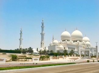 Fototapeta na wymiar Большая мечеть Шейха Зайда в Абу-Даби