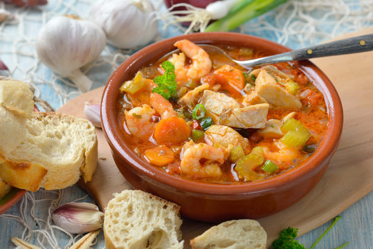 Mediterrane Fischsuppe mit frischem Weißbrot serviert – Mediterranean bouillabaisse ( French fish soup ) served with fresh white bread