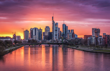 Skyline von Frankfurt im Abendlicht