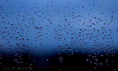 Gotas de agua con fondo azul