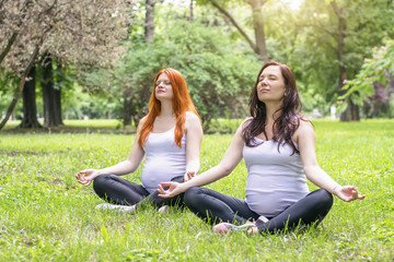 Obraz premium Pregnant young women doing prenatal yoga. Meditation