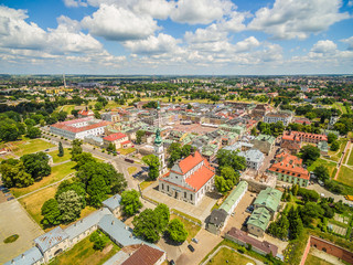 Fototapeta na wymiar Krajobraz starego miasta w Zamościu widziany z lotu ptaka. Krajobraz z powietrza niebem i horyzontem. 