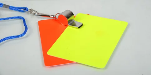 Photo sur Plexiglas Foot fußball fussball schiedsrichter spiel gelbe rote karte pfeife