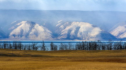 Fototapeta na wymiar mountains on the other side of Lake Baikal