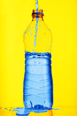 nalewanie wody do plastikowej butelki - obrazy, fototapety, plakaty