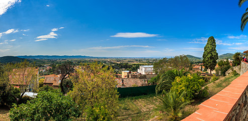 Fototapeta na wymiar Panorama von einer Anhöe in der Altstat Suvereto mit Blick auf die Landschaft der Toskana, Italien