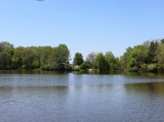 Obraz premium A view of the lake on a beautiful sunny spring day.