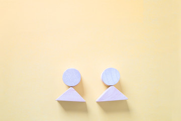 Figuren symbolisieren ein Paar