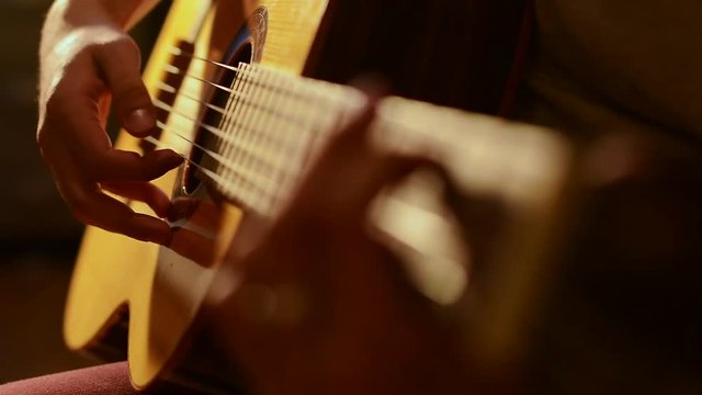 Man playing a guitare