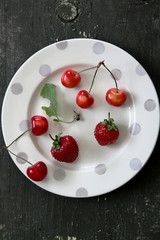 Тарелка с ягодами.