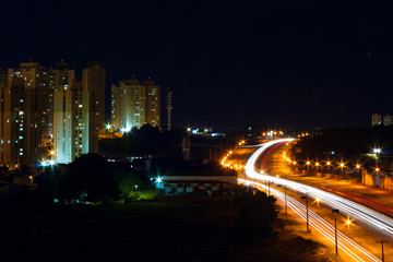 Fototapeta na wymiar Rastro de Luz em Londrina
