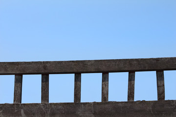 une échelle barrière  de vieux bois posé sur fond de ciel bleu