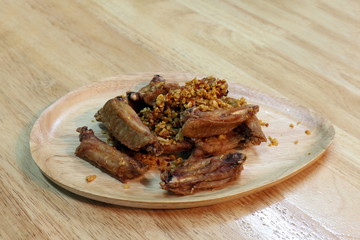 Fried chicken wings with garlic, With crispy garlic chicken wings on Dishes, trays, Wood, Fried foods