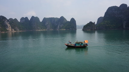 Fototapeta na wymiar Hai Long Bay