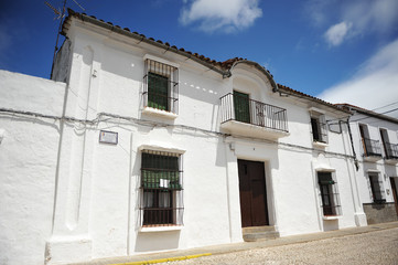 Casa encalada en Cañaveral de León, Parque Natural Sierra de Aracena. Provincia de Huelva, España