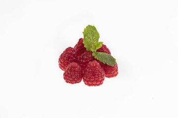 sieben Himbeeren und Minzblatt