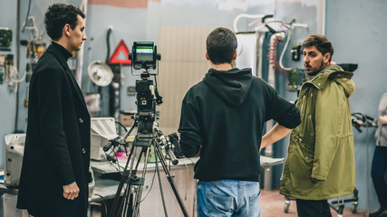 Obraz premium Behind the scene. Film crew filming movie scene in studio