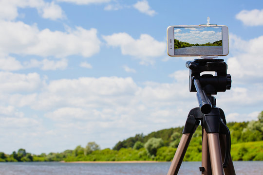 Using smartphone like professional photo camera on tripod