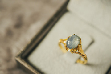 Vintage gold Jewelry blue sapphire ring in jewelry gift box