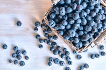 Cesto di mirtilli con legno chiaro