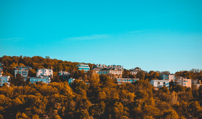 Obraz premium some apartment buildings between thousands of trees in an mountainous scene
