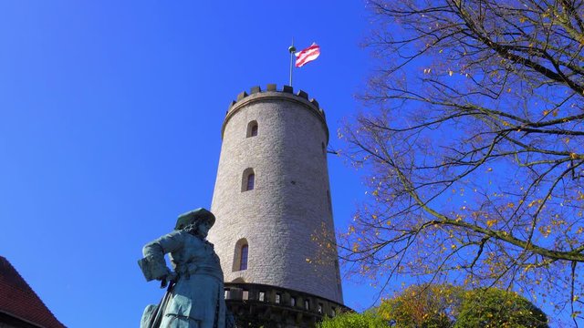 Turm von der Sparrenburg mit Kaiser Wilhelm Denkmal.  Bielefeld in Westfalen Deutschland 