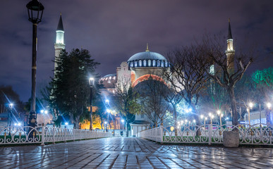 Fototapeta na wymiar View of the Hagia Sophia at night in Istanbul, Turkey.