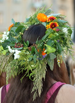 Kobieta, tyłem, długowłosa (widoczna głowa) w dekoracyjnym, naturalnym, kwietnym wianku