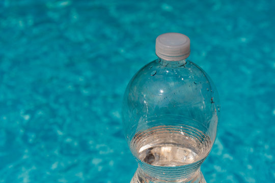Plastik Flsche am Wasser