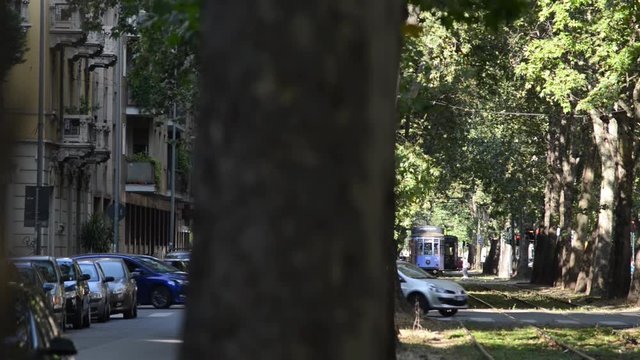 tramvia di Milano in una zona centrale della citt&agrave; con incroci e attraversamenti pedonali
